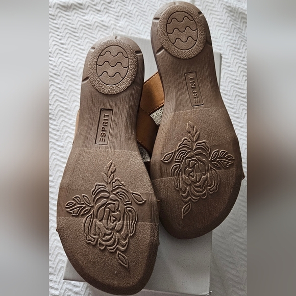 Easy Spirit Ladies Casual Slip-on Flat Sandal. Color is Taupe / Tan Size 8.5 - Picture 3 of 5